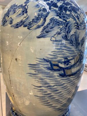 Een grote Chinese blauw-witte en koperrode vaas met een bergachtig rivierlandschap, 19e eeuw — foto 8