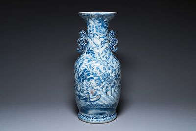 Een grote Chinese blauw-witte en koperrode vaas met een bergachtig rivierlandschap, 19e eeuw
