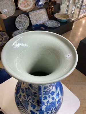 Een grote Chinese blauw-witte 'feniksen' vaas met gestileerde draken als handgrepen, 19e eeuw — foto 14