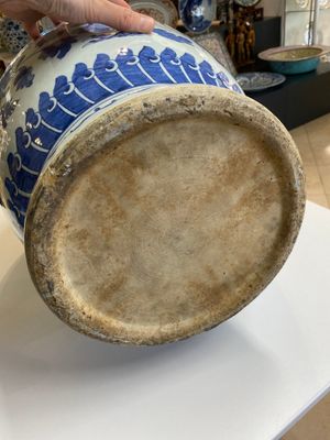 Een grote Chinese blauw-witte 'feniksen' vaas met gestileerde draken als handgrepen, 19e eeuw — foto 15