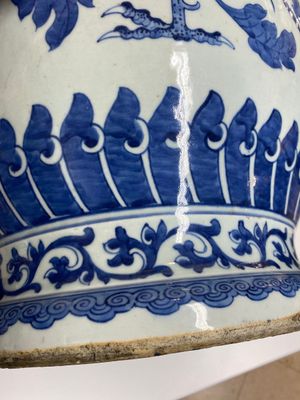 Een grote Chinese blauw-witte 'feniksen' vaas met gestileerde draken als handgrepen, 19e eeuw — foto 17