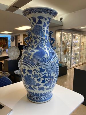 Een grote Chinese blauw-witte 'feniksen' vaas met gestileerde draken als handgrepen, 19e eeuw — foto 9