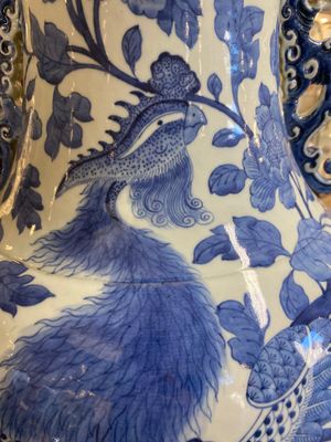 Een grote Chinese blauw-witte 'feniksen' vaas met gestileerde draken als handgrepen, 19e eeuw — foto 10