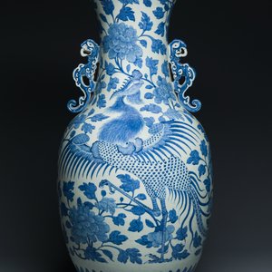 Een grote Chinese blauw-witte 'feniksen' vaas met gestileerde draken als handgrepen, 19e eeuw — foto 3