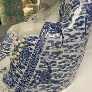 Een grote Chinese blauw-witte figuur van Boeddha, Fujian Huiguang merk, Republiek — foto 12