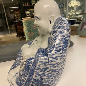Een grote Chinese blauw-witte figuur van Boeddha, Fujian Huiguang merk, Republiek — foto 14