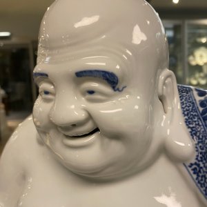 Een grote Chinese blauw-witte figuur van Boeddha, Fujian Huiguang merk, Republiek — foto 19