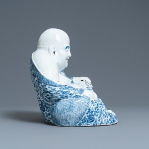 Een grote Chinese blauw-witte figuur van Boeddha, Fujian Huiguang merk, Republiek — foto 3