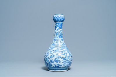Een grote Chinese blauw-witte flesvormige knoflookhalsvaas, Wanli