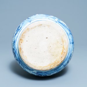 Een grote Chinese blauw-witte flesvormige knoflookhalsvaas, Wanli — foto 5
