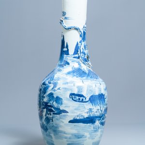 Een grote Chinese blauw-witte flesvormige vaas, 19e eeuw — foto 3