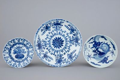 Een grote Chinese blauw-witte florale schotel en twee borden, Kangxi