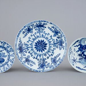 Een grote Chinese blauw-witte florale schotel en twee borden, Kangxi — foto 1