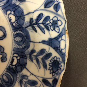Een grote Chinese blauw-witte florale schotel en twee borden, Kangxi — foto 14