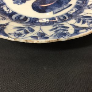 Een grote Chinese blauw-witte florale schotel en twee borden, Kangxi — foto 15