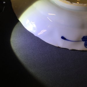 Een grote Chinese blauw-witte florale schotel en twee borden, Kangxi — foto 16