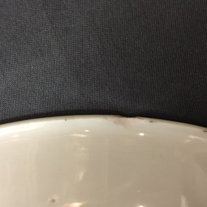 Een grote Chinese blauw-witte florale schotel en twee borden, Kangxi — foto 5