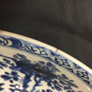 Een grote Chinese blauw-witte florale schotel en twee borden, Kangxi — foto 8