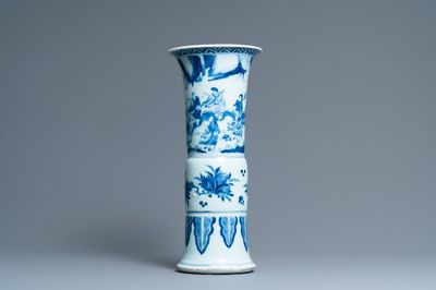 Een grote Chinese blauw-witte 'gu' vaas met onsterfelijken, Kangxi
