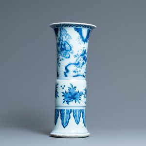Een grote Chinese blauw-witte 'gu' vaas met onsterfelijken, Kangxi — foto 2