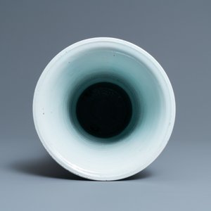 Een grote Chinese blauw-witte 'gu' vaas met onsterfelijken, Kangxi — foto 5