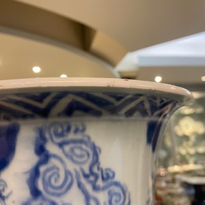 Een grote Chinese blauw-witte 'gu' vaas met onsterfelijken, Kangxi — foto 10