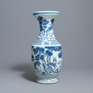 Een grote Chinese blauw-witte 'herten en kraanvogels' vaas, Qianlong — foto 1