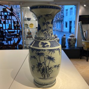 Een grote Chinese blauw-witte 'herten en kraanvogels' vaas, Qianlong — foto 11