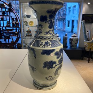 Een grote Chinese blauw-witte 'herten en kraanvogels' vaas, Qianlong — foto 10