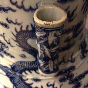 Een grote Chinese blauw-witte hu vaas met draken, 19e eeuw — foto 12