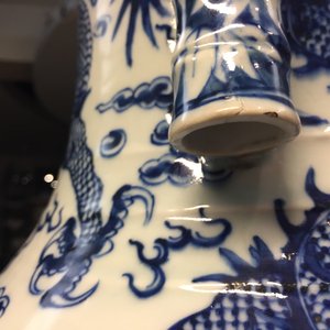 Een grote Chinese blauw-witte hu vaas met draken, 19e eeuw — foto 16