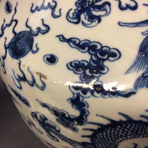 Een grote Chinese blauw-witte hu vaas met draken, 19e eeuw — foto 18