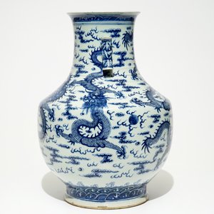 Een grote Chinese blauw-witte hu vaas met draken, 19e eeuw — foto 2