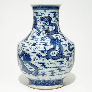 Een grote Chinese blauw-witte hu vaas met draken, 19e eeuw — foto 4