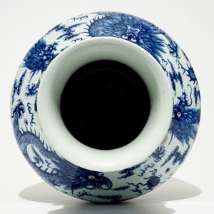 Een grote Chinese blauw-witte hu vaas met draken, 19e eeuw — foto 6