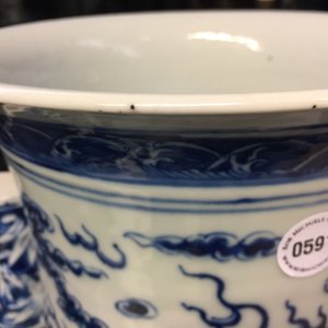 Een grote Chinese blauw-witte hu vaas met draken, 19e eeuw — foto 10