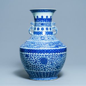 Een grote Chinese blauw-witte 'hu' vaas met florale slingers, Qianlong merk, 19e eeuw — foto 1