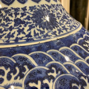Een grote Chinese blauw-witte 'hu' vaas met florale slingers, Qianlong merk, 19e eeuw — foto 13