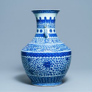 Een grote Chinese blauw-witte 'hu' vaas met florale slingers, Qianlong merk, 19e eeuw — foto 4