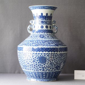 Een grote Chinese blauw-witte 'hu' vaas met florale slingers, Qianlong merk, 19e eeuw — foto 8