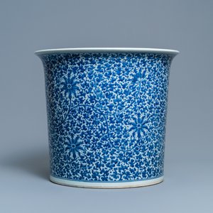 Een grote Chinese blauw-witte jardinière met lotusslingers, 19e eeuw — foto 2
