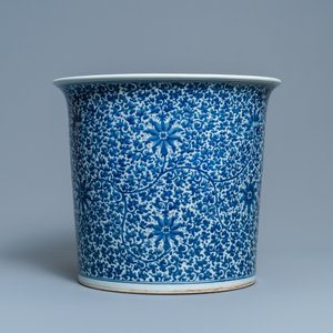 Een grote Chinese blauw-witte jardinière met lotusslingers, 19e eeuw — foto 3