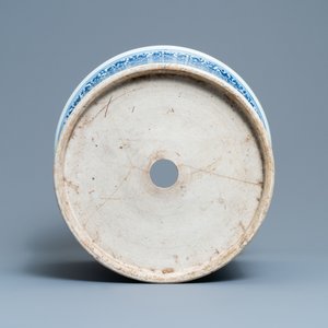 Een grote Chinese blauw-witte jardinière met lotusslingers, 19e eeuw — foto 7
