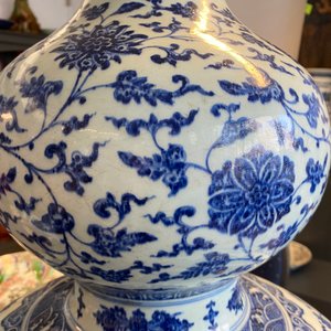Een grote Chinese blauw-witte kalebasvaas met florale slingers, 19/20e eeuw — foto 13