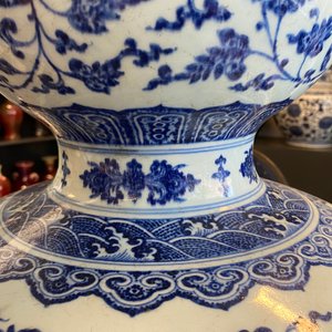 Een grote Chinese blauw-witte kalebasvaas met florale slingers, 19/20e eeuw — foto 14