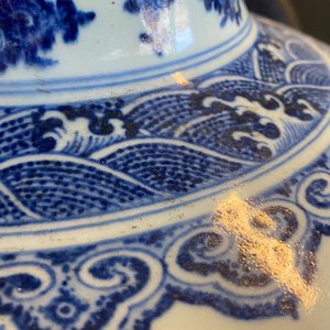 Een grote Chinese blauw-witte kalebasvaas met florale slingers, 19/20e eeuw — foto 16