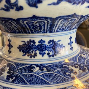 Een grote Chinese blauw-witte kalebasvaas met florale slingers, 19/20e eeuw — foto 17