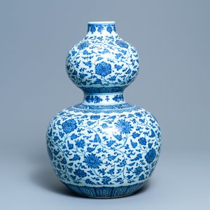 Een grote Chinese blauw-witte kalebasvaas met florale slingers, 19/20e eeuw — foto 2
