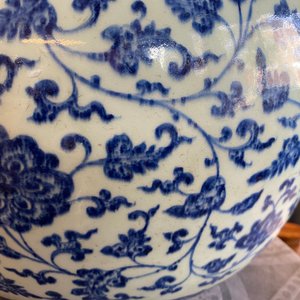 Een grote Chinese blauw-witte kalebasvaas met florale slingers, 19/20e eeuw — foto 22