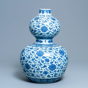 Een grote Chinese blauw-witte kalebasvaas met florale slingers, 19/20e eeuw — foto 5